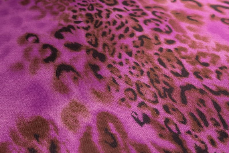 Satén fialový, hnědý safari vzor